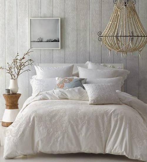 Double Duvet Cover Set.  Fleur Flocked. White 144 thread count reverse. Absolutely beautiful