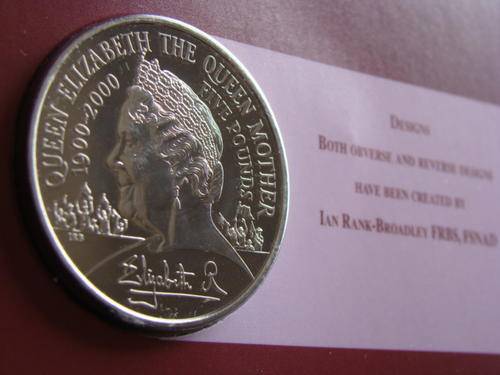 Millenium 2000 Centenary Crown 5 Pounds Brilliant UNC in Display Folder Booklet