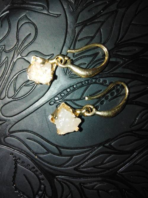 Rose gold natural rough diamond set