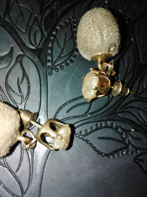 Rose gold natural rough diamond set