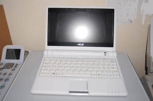 Asus Eee PC 700 2G Surf Netbook with 2GB SD Card
