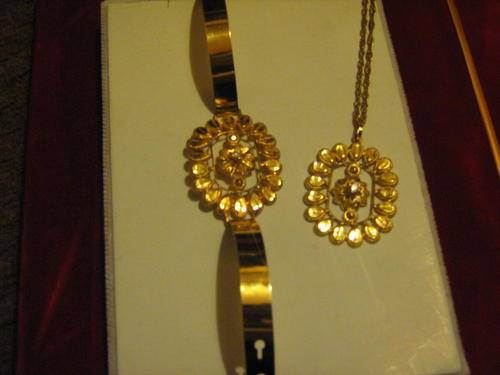18 CARAT PURE GOLD EXQUISITE PENDANT WITH BRACELET BRAND NEW UP FOR GRABS!!!