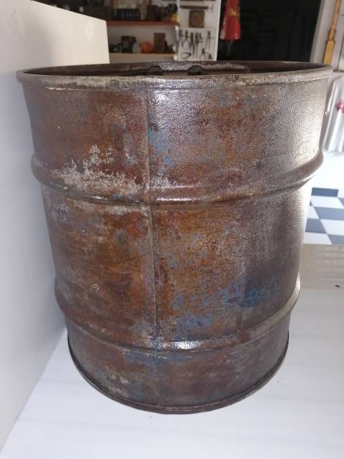 Very old heavy drum with tap +/- 30 lt