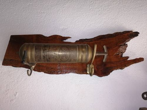 Fireextinguisher mounted on piece of Olienwood