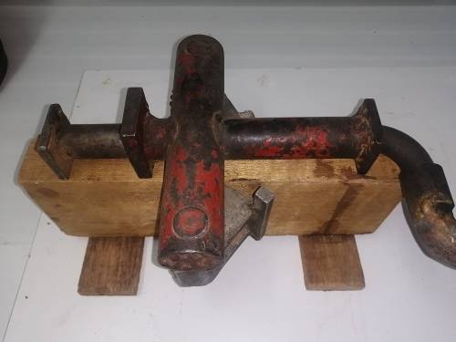 Tool to press wooden floor planks together when doing installation