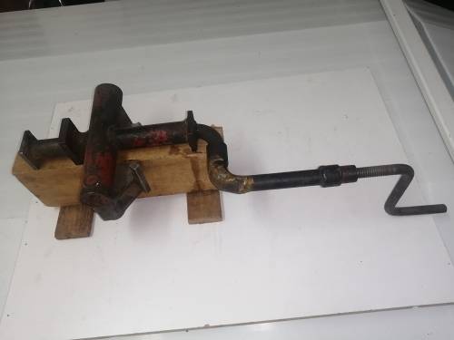 Tool to press wooden floor planks together when doing installation