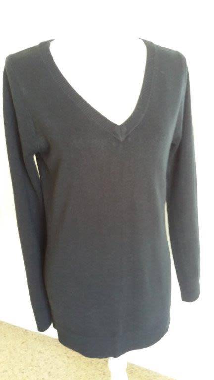 NAVY V-NECK SWEATER