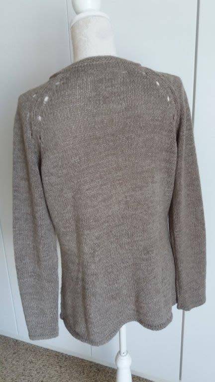 DEEP V-NECK SWEATER