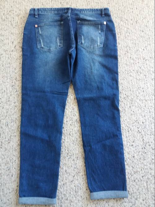 DISTRESSED GIRLFRIEND JEANS
