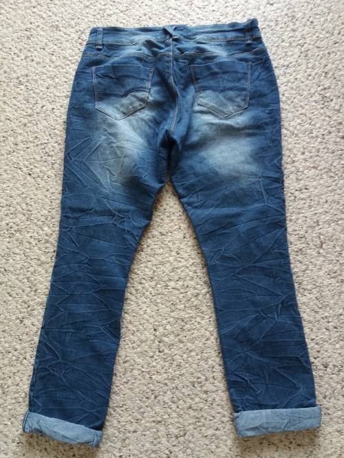 DISTRESSED JEANS