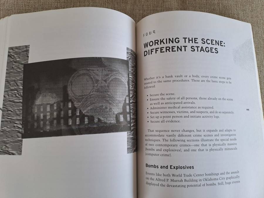 The Forensic Casebook: The Science of Crime Scene Investigation - N.E. Genge