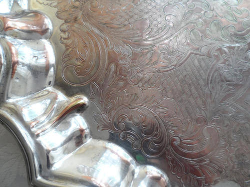 BEAUTIFUL VINTAGE VERY LARGE SILVER PLATED ENGRAVED SERVING TRAY ON SHORT FEET