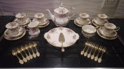 Royal Albert - Cottage Garden 22 piece tea set