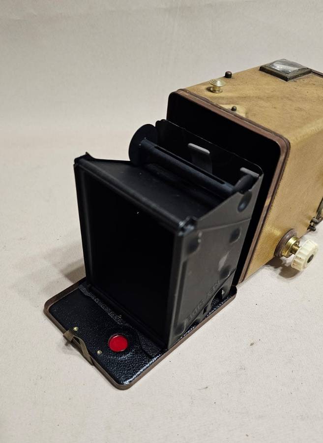Vintage Kodak Brownie SIX-20 Model F Box Camera - BEAUTIFUL RARE CONDITION