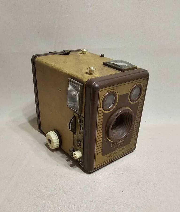Vintage Kodak Brownie SIX-20 Model F Box Camera - BEAUTIFUL RARE CONDITION