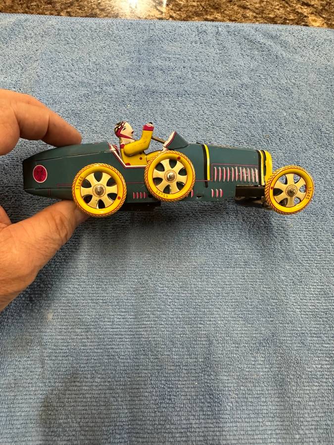 WIND-UP RACING CAR