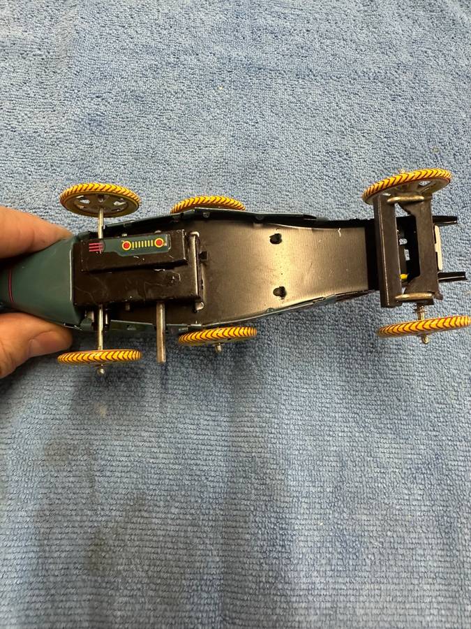 WIND-UP RACING CAR
