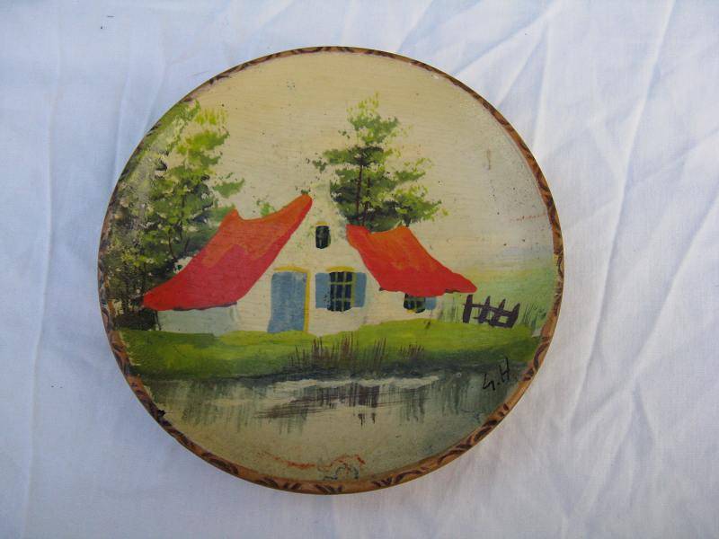 MADE IN HOLLAND. HAND PAINTED WALL HANGING. D 12cm.