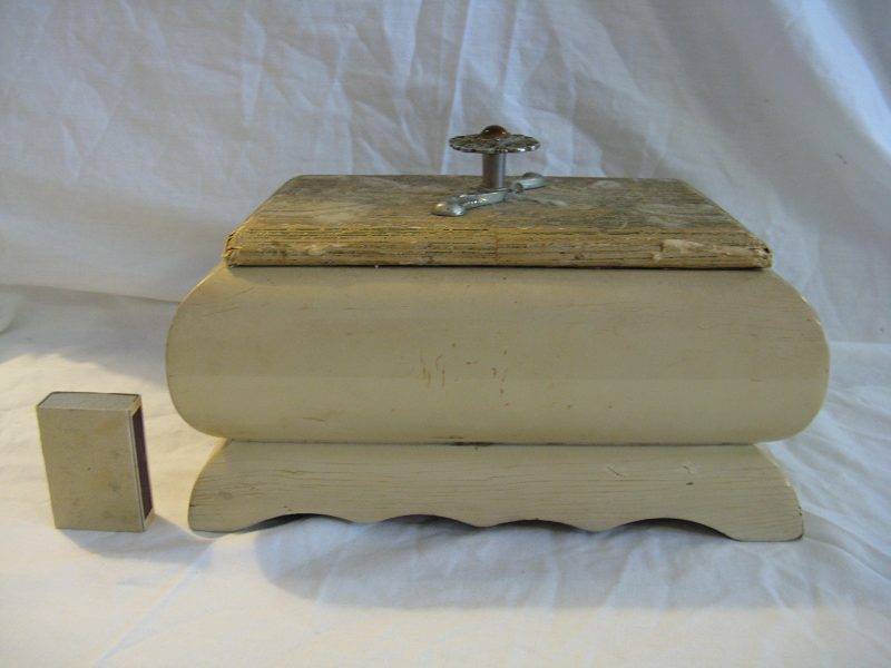 WOODEN TRINKET BOX.