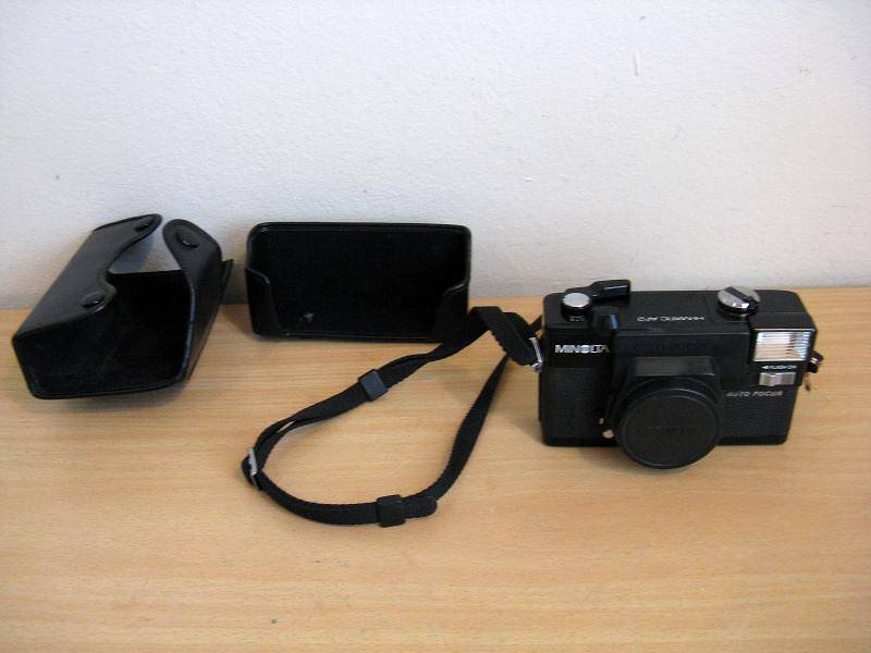 VINTAGE MINOLTA HI-MATIC AF2 CAMERA WITH ORIGINAL LENS CAP, FITTED CASE & STRAP MADE IN JAPAN.(CR40)