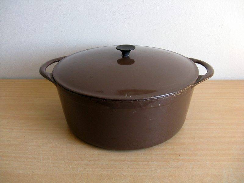 FRENCH LARGE AND HEAVY COUSANCES #31 ENAMEL DUTCH OVEN.H=13cm x D=33cm.P&P WITHIN SA=R70.