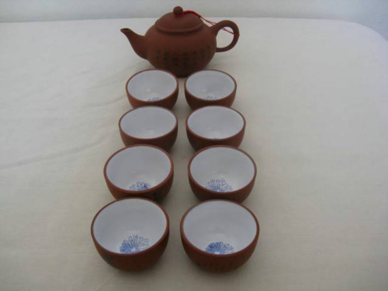 CHINEESE TEA SET. H OF CUPS = 3cm x D ON TOP 5cm. P&P=R37. (CR10)