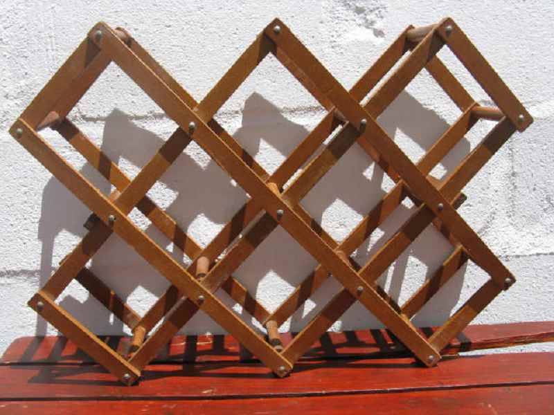 WOODEN WINE RACK, COLLAPSABLE. L 56cm x H 40cm. P&P=R33.