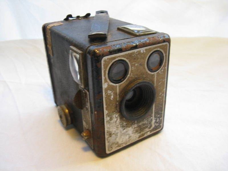 KODAK SIX 20 BROWNIE D. SOLD "AS IS".