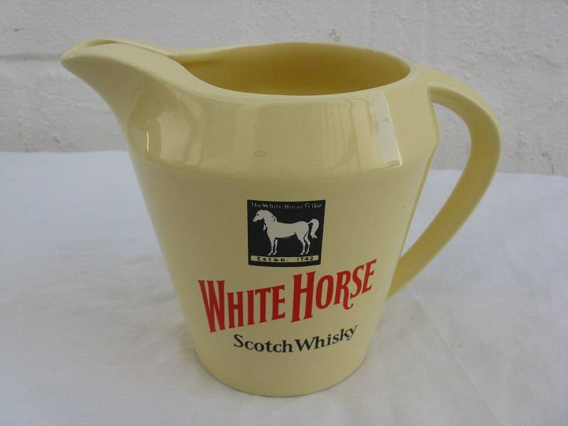 WADE ENGLAND WHITE HORSE SCOTCH WHISKY WATER JUG. H 13.7cm.
