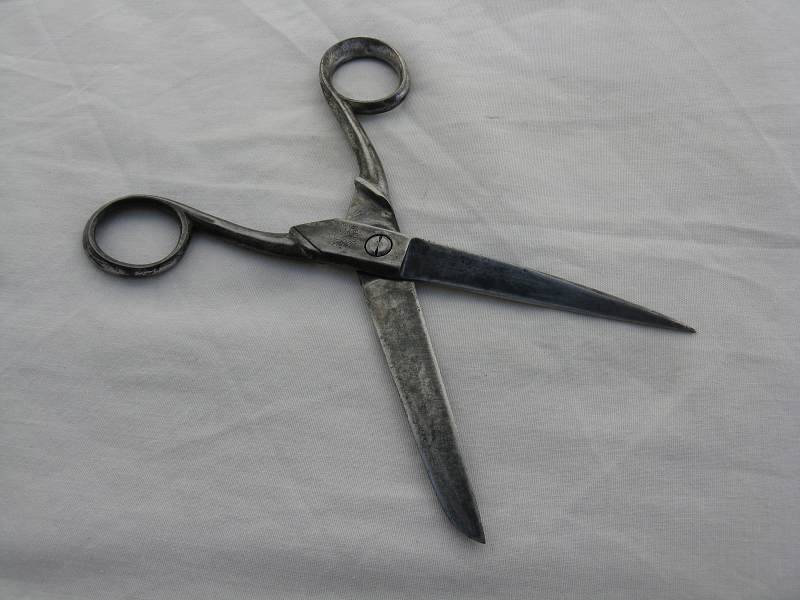 VINTAGE PECIDENA MADE IN ITALY PAIR OF SCISSORS. CUTS WELL BUT HAS A STIFF ACTION. L 18cm.