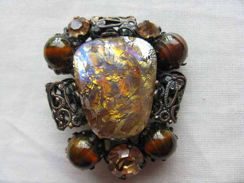 BROACH. L 3.6cm x W 3.1cm.