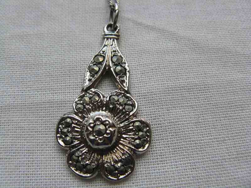 NECKLACE (L 46cm) AND PENDANT (L 2.8cm).