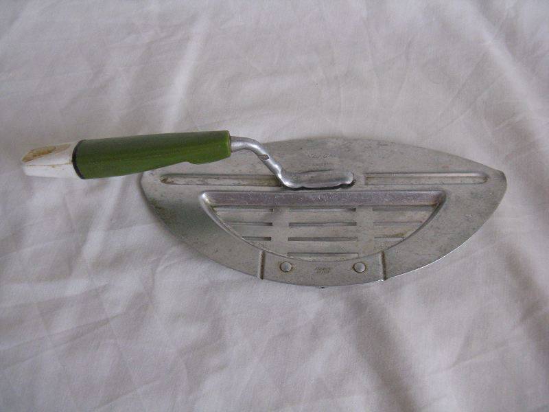SKYLINE ENGLAND UNUSUAL UTENSIL. PLEASE NOTE WOBBLE BETWEEN HANDLE & CONNECTING SURFACE. L 28cm.