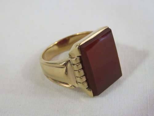 10Kt Gold Carnelion mens ring - Weighs 8.1 grams - Size U
