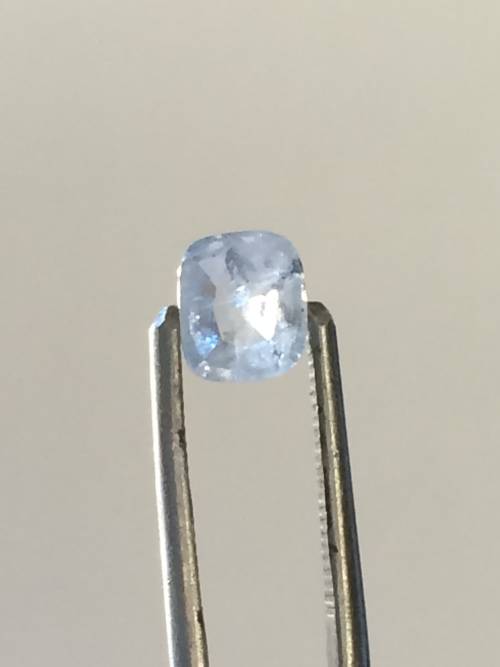 Light colour Sapphire with some flaws - 0.87ct