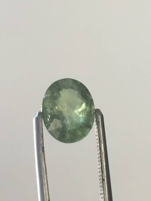 Green oval Sapphire with cracks and flaws - 2.44ct