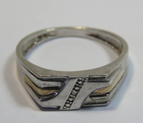 Sterling silver mens ring with very small diamond - Weighs 3.5grams - Size V