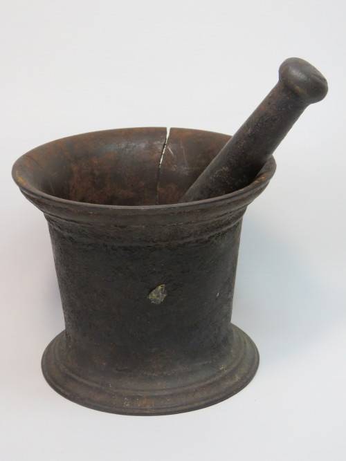 Cast iron mortar and cracked pestle - Mortar cracked