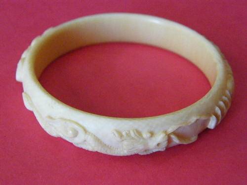 Vintage single tusk ivory bangle, diameter 63mm