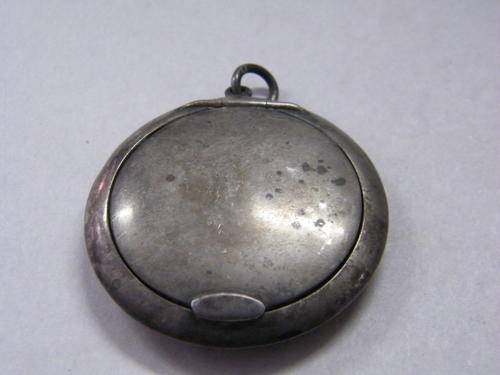 Silver powder compact made in Birmingham in 1910 by B.H. - hallmarked weighs 20.9 grams