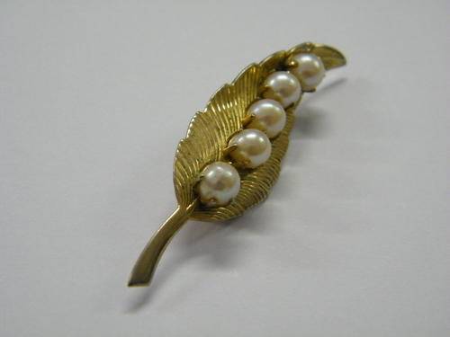Vintage brooch with 5 genuine pearls as per photo