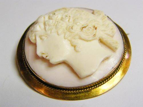 Vintage Cameo in 9kt gold setting - as per photo
