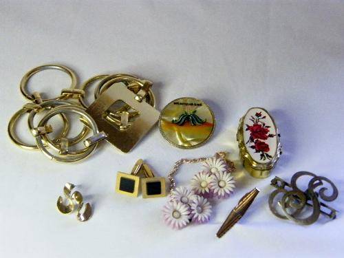 Lot of 8 pieces of costume jewellery - FINAL CLEARANCE SALE