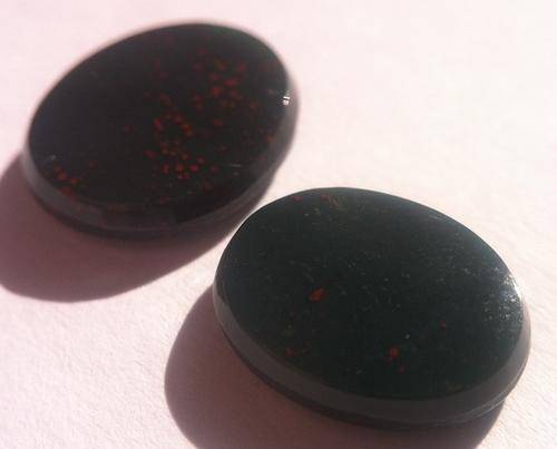 2 Bloodstones of 2.36 carats each - sold as a lot - as per photo