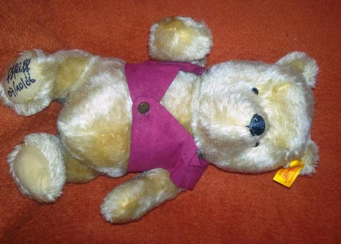 Steiff Signed Winnie the Pooh EAN 354410 2005 Edition
