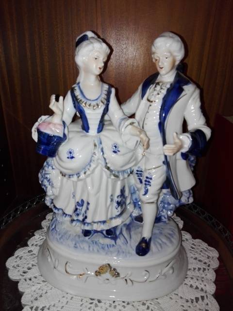 Victorian Couple figurine