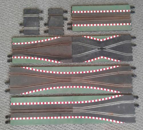 SCX/SCALEXTRIC CHICANES, X-OVER AND 1/4 STRAIGHTS. NEED ATTENTION !!