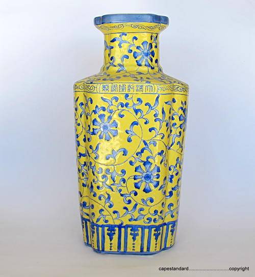 VINTAGE CHINESE PORCELAIN VASE