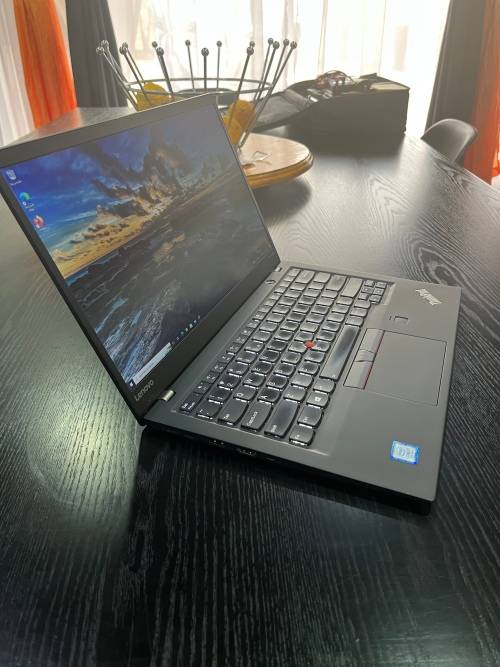 **Lenovo Thinkpad X1 Carbon**7th Gen i7**16gb DDR4**512Gb NVME SSD**14" FULL HD**BACKLIT KB**