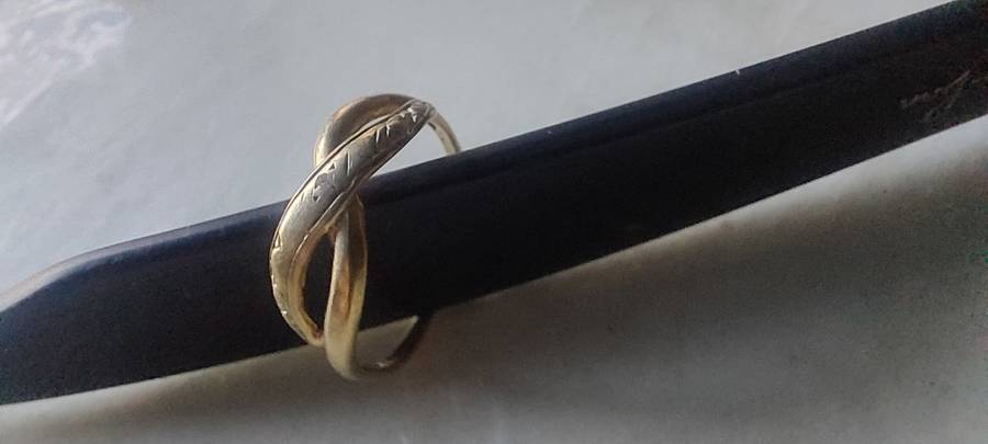 Very old 9ct ladies gold ring
